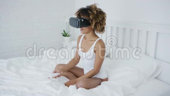 戴着虚拟现实眼镜的微笑女人视频的预览图