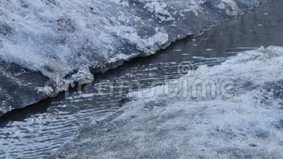 春融雪溪冰水视频的预览图