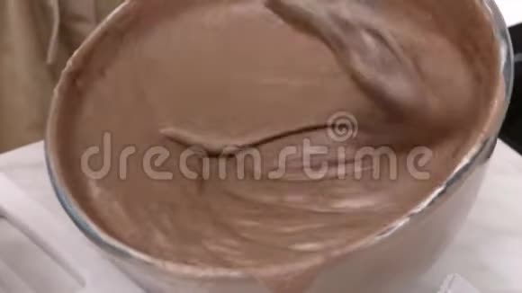 糕点厨师混合巧克力慕斯视频的预览图
