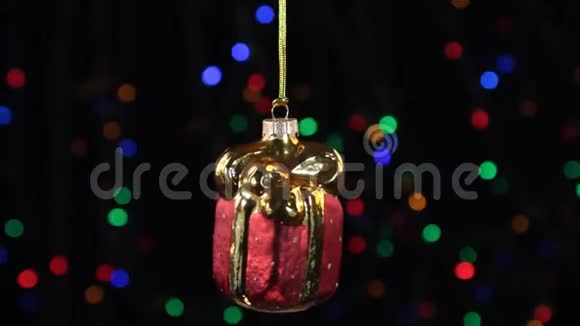 圣诞装饰品礼物挂在背景上的闪光灯视频的预览图