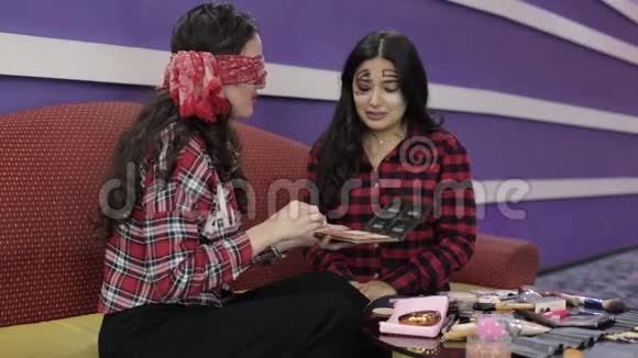 两个拉丁人遮住眼睛化妆布鲁内特的姑娘们闭上眼睛化妆视频的预览图