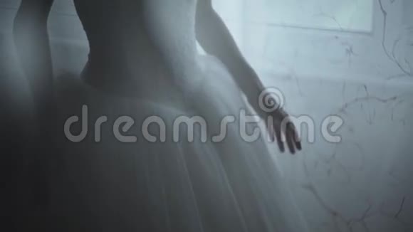 新娘穿上白色连衣裙视频的预览图