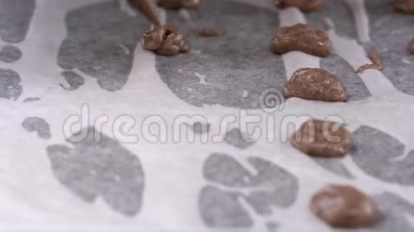 糕点厨师准备巧克力饼干和面包视频的预览图