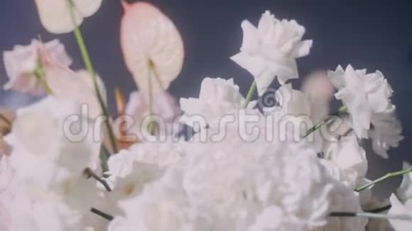 在婚礼装饰中近距离拍摄美丽的星宿和玫瑰视频的预览图