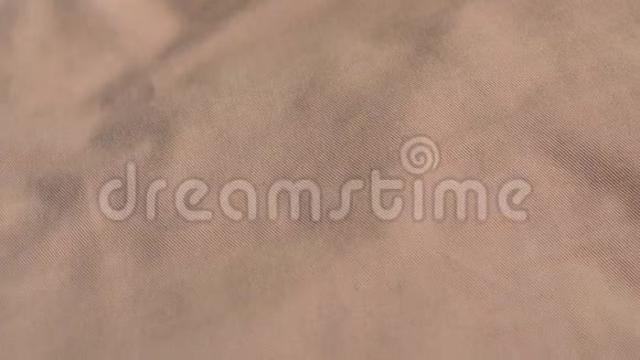 在一家纺织品商店里一种光滑的骨褐色的棉织物的特写镜头视频的预览图