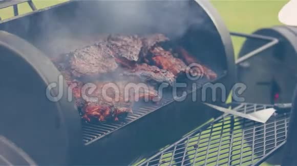 烹饪吸烟美味多汁的肉类牛排和烤架上的香肠着火和烧烤吸烟者视频的预览图