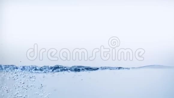 水沸腾和溅有大量气泡白色背景上分离的液体视频的预览图