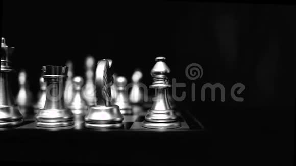 4K棋盘和棋子多莉视频滑块与黑白颜色象棋比赛的镜头背景视频的预览图