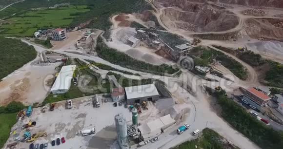四架直升机飞越混凝土工厂的领土视频的预览图