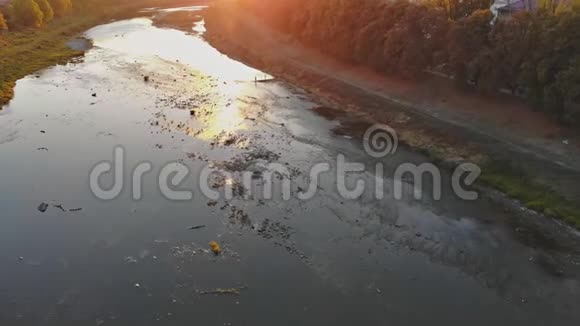 日落时分鸟儿飞过河流美丽多彩的海鸥在河边视频的预览图