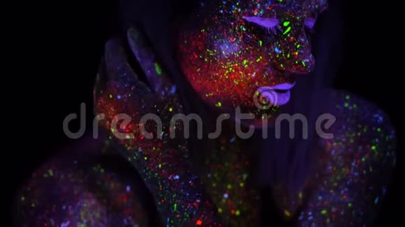 跟随年轻女子的手与紫色头发在霓虹灯紫外光有荧光创意的迷幻少女视频的预览图