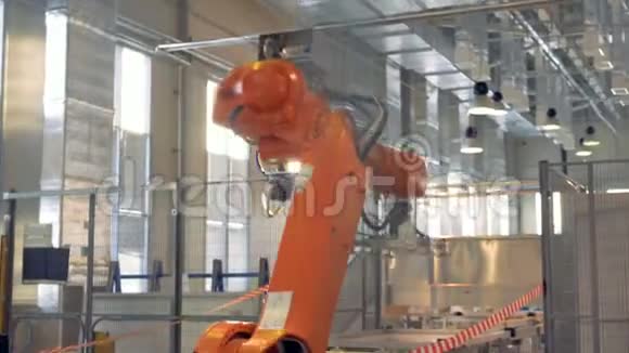现代机械臂在工厂地板上工作视频的预览图