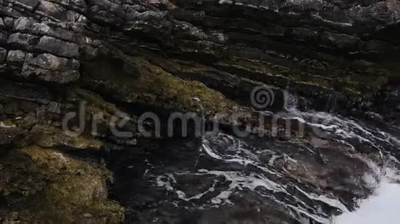 美丽的蓝色海浪撞击岩石和悬崖在晴天在布德瓦黑山有泡沫的波浪暴风视频的预览图