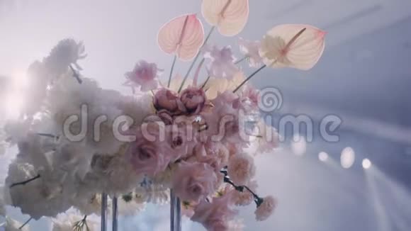 在婚礼装饰中把美丽的花朵的副轴镜头合上两个方向视频的预览图