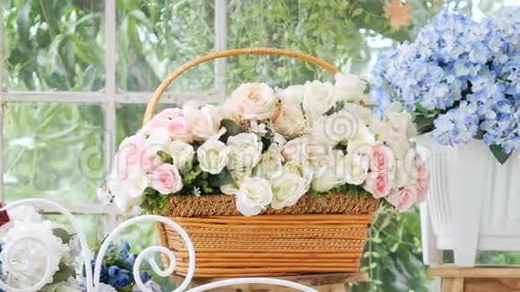 高清美丽的玫瑰和许多类型的花在花店与幻灯片运动花店背景视频的预览图