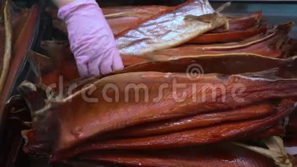 在鱼市柜台上展示熏咸红三文鱼视频的预览图