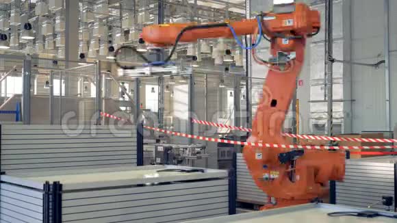 现代工业工厂理念机器人手臂包装产品视频的预览图