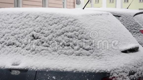停在车上的大雪白色雪花视频的预览图