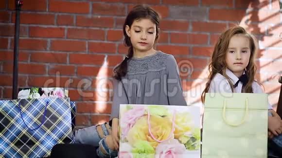 两个小女孩在看购物袋视频的预览图