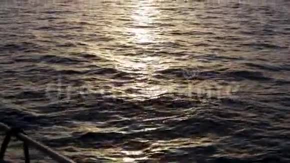 美丽的日落之上的海面和甲板的游艇边缘库存壮观的海景阳光下的涟漪视频的预览图