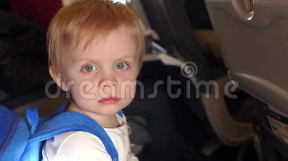 飞机上一个受惊的小孩的肖像视频的预览图