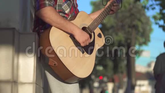 无法辨认的男性街头吉他手户外衬衫表演视频的预览图