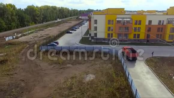 现代化的生态豪华住宅区装满沙子的卡车去工地视频的预览图