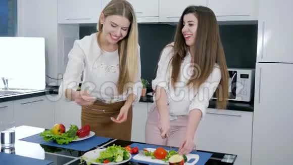 适当的营养妇女准备蔬菜沙拉在家厨房品尝视频的预览图