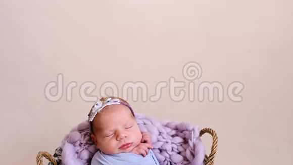 新生儿躺在睡篮里视频的预览图