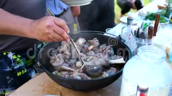 全国穆斯林美食羊肉与蔬菜在大锅炖在明火上视频的预览图