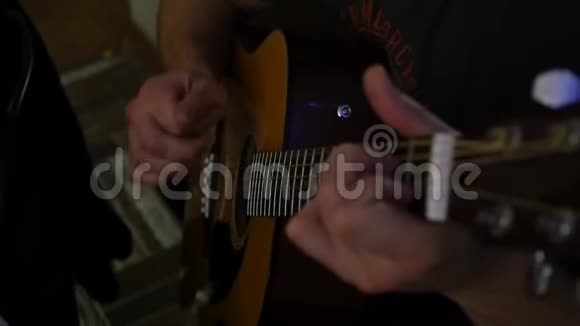 吉他手熟练地弹一把七弦吉他充满灵感慢动作视频的预览图