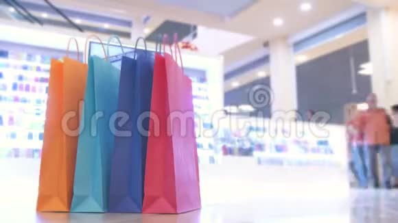 彩色包在购物中心的背景下购买时间流逝模糊视频的预览图