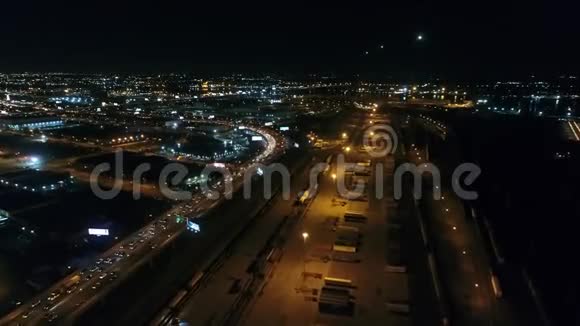 费城惠特曼大桥附近的夜间空中飞行视频的预览图