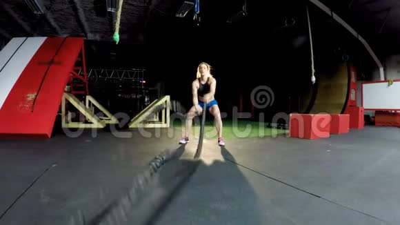 女运动员进行跳绳练习视频的预览图