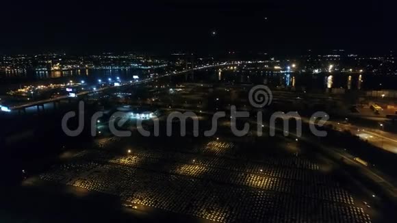 费城惠特曼大桥附近的夜间空中飞行视频的预览图