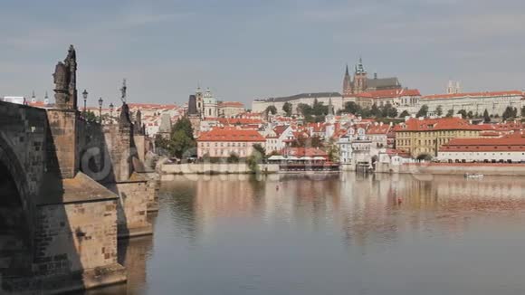 布拉格全景有查尔斯桥和河流的一部分捷克首都视频的预览图
