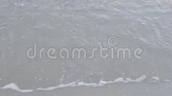 沙滩上的海水透明波浪特写视频的预览图