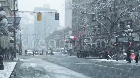 人们在暴风雪中穿过城市道路视频的预览图