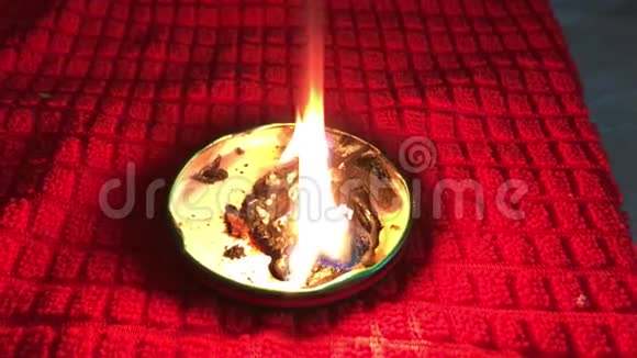 蜡烛燃烧在房间里创造了一种舒适火和红火视频的预览图