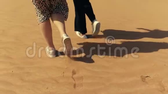 在沙质沙漠中行走的女性腿和脚被射杀视频的预览图
