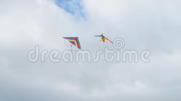 两只风筝在多云的天空中飞翔视频的预览图