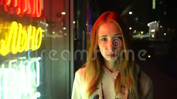 红发美女独自一人在夜城视频的预览图