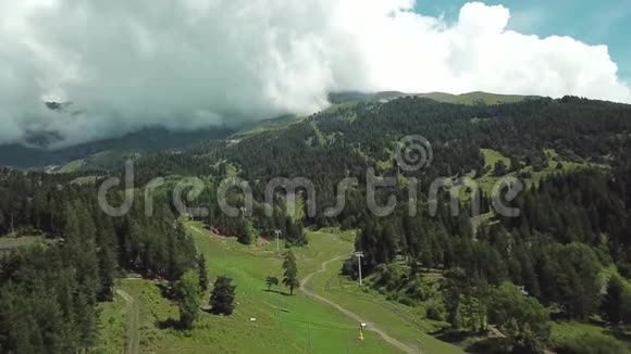 美丽的山谷在阿尔泰山鸟瞰泰加山云中山阿尔泰视频的预览图