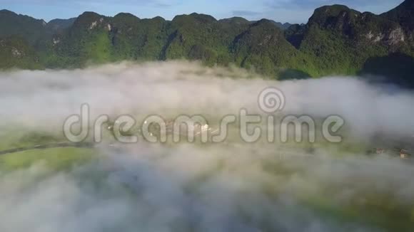 上景薄雾在山谷间蔓延与山峦相连视频的预览图