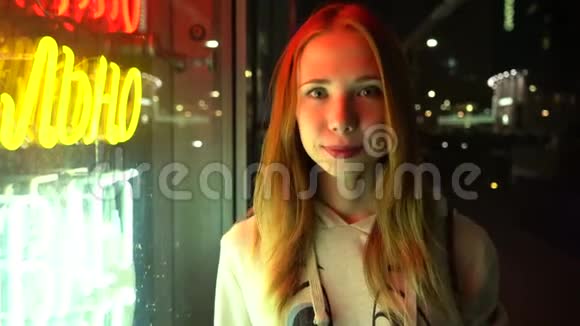 红发美女独自一人在夜城视频的预览图