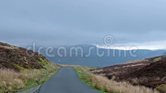 威尔士斯诺多尼亚国家公园威尔士山区典型的单道公路视频的预览图