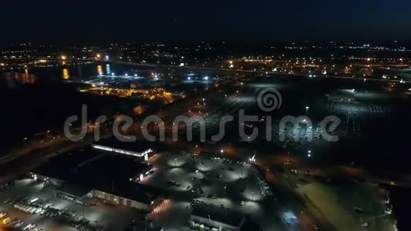 费城惠特曼大桥附近的夜间空中飞行视频的预览图