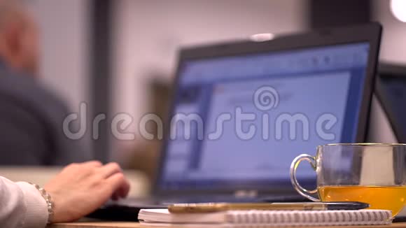 商业研讨会女人在笔记本电脑键盘上打字慢动作视频的预览图