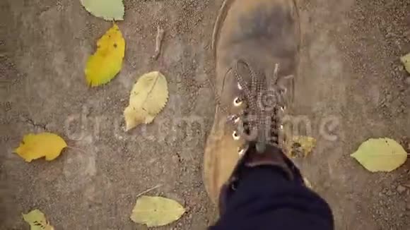 红色靴子沿着地面行走的俯视图视频的预览图