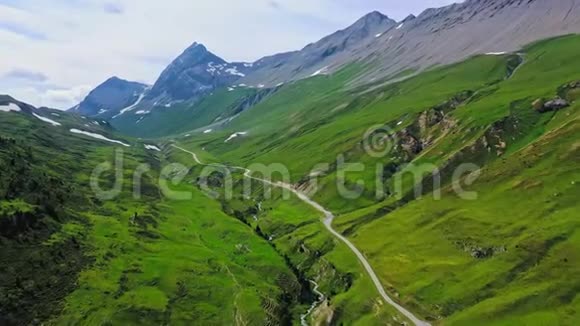 瑞士阿尔卑斯山的美丽风景空中飞行画面视频的预览图